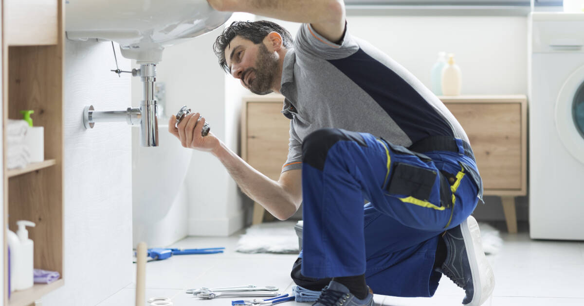 Agent Rooter plumber providing residential plumbing service